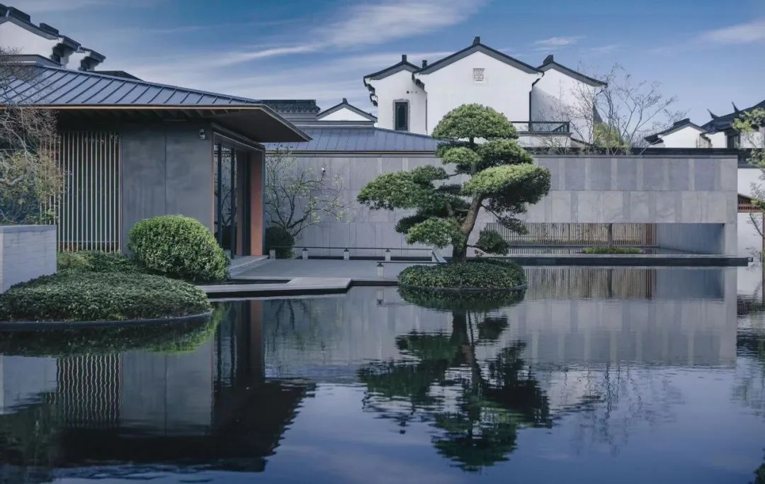 临平山景中式合院-蓝绿双城中式合院湖印宸山售楼处电话地址!