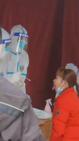 沙雕GIF图：不扔我嘴里，我就饿死自己