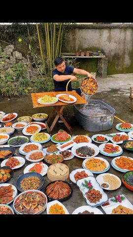 搞笑动图：这就是电视剧里面演员吃的大餐