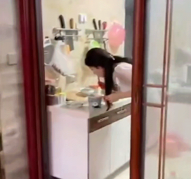 搞笑动图：这就是电视剧里面演员吃的大餐