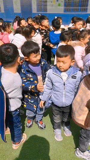 笑疼肚子的GIF：当鸵鸟看上了你，感受这凶猛的爱意吧！
