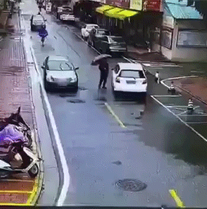 搞笑动态图：钓了一天鱼，收获满满！