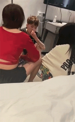 搞笑GIF图片：隔着屏幕都觉得疼！