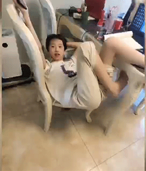 GIF：孩子上网课，各种奇葩姿势！