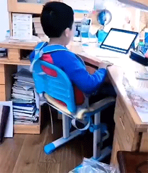 GIF：孩子上网课，各种奇葩姿势！