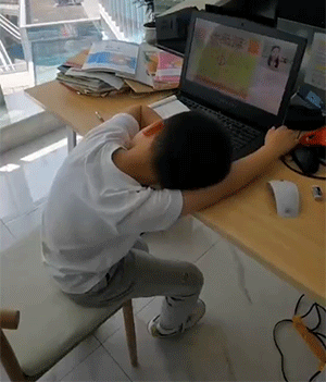 GIF：孩子上网课，各种奇葩姿势！
