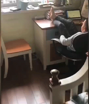 GIF：孩子上网课，各种奇葩姿势！