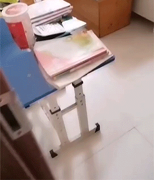 GIF：孩子上网课，各种奇葩姿势！
