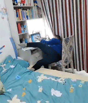 GIF：孩子上网课，各种奇葩姿势！