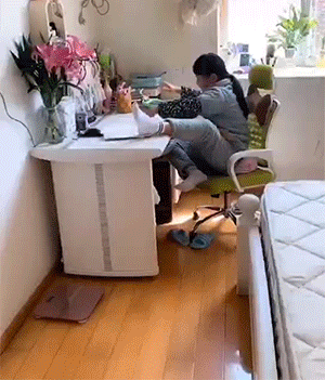GIF：孩子上网课，各种奇葩姿势！