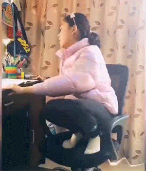 GIF：孩子上网课，各种奇葩姿势！