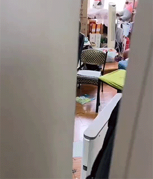 GIF：孩子上网课，各种奇葩姿势！