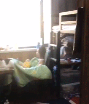 GIF：孩子上网课，各种奇葩姿势！