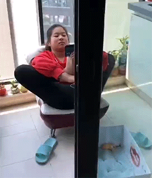 GIF：孩子上网课，各种奇葩姿势！