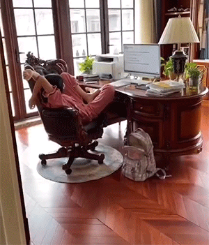 GIF：孩子上网课，各种奇葩姿势！