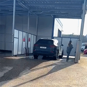  爆笑动图：再不劝架，屁股都被戳烂了