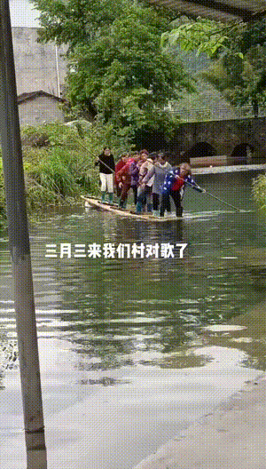  爆笑动图：再不劝架，屁股都被戳烂了