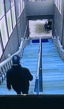  爆笑动图：再不劝架，屁股都被戳烂了