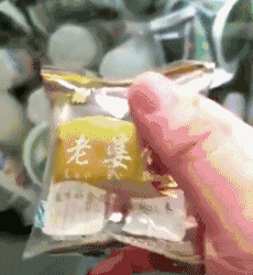 爆笑的动态图：大爷这么卖命，大娘正眼都不看一下