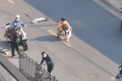 爆笑的动态图：大爷这么卖命，大娘正眼都不看一下