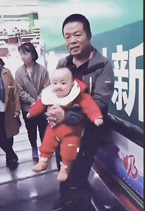雷人动图：隔着屏幕都感觉到痛，是太累了吗？