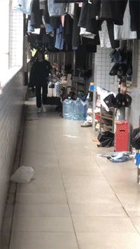 雷人动图：隔着屏幕都感觉到痛，是太累了吗？