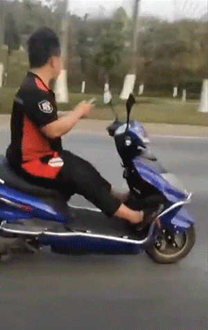 爆笑动图图片：抽烟的样子，好好看哦