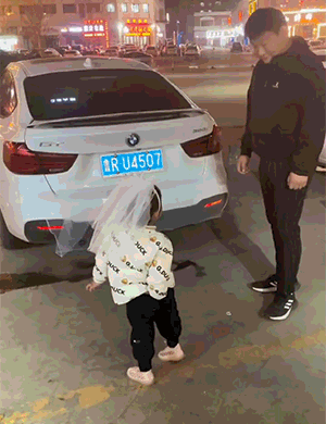 爆笑动图图片:抽烟的样子,好好看哦