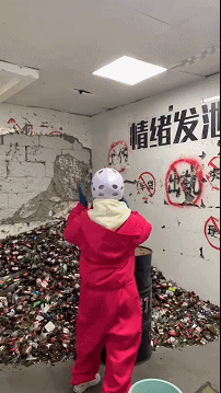 爆笑动图图片：抽烟的样子，好好看哦