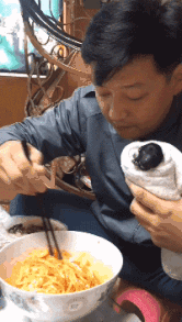 爆笑动图图片:抽烟的样子,好好看哦