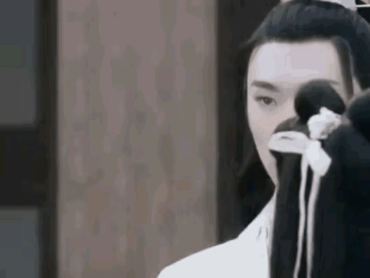 爆笑动图图片：抽烟的样子，好好看哦