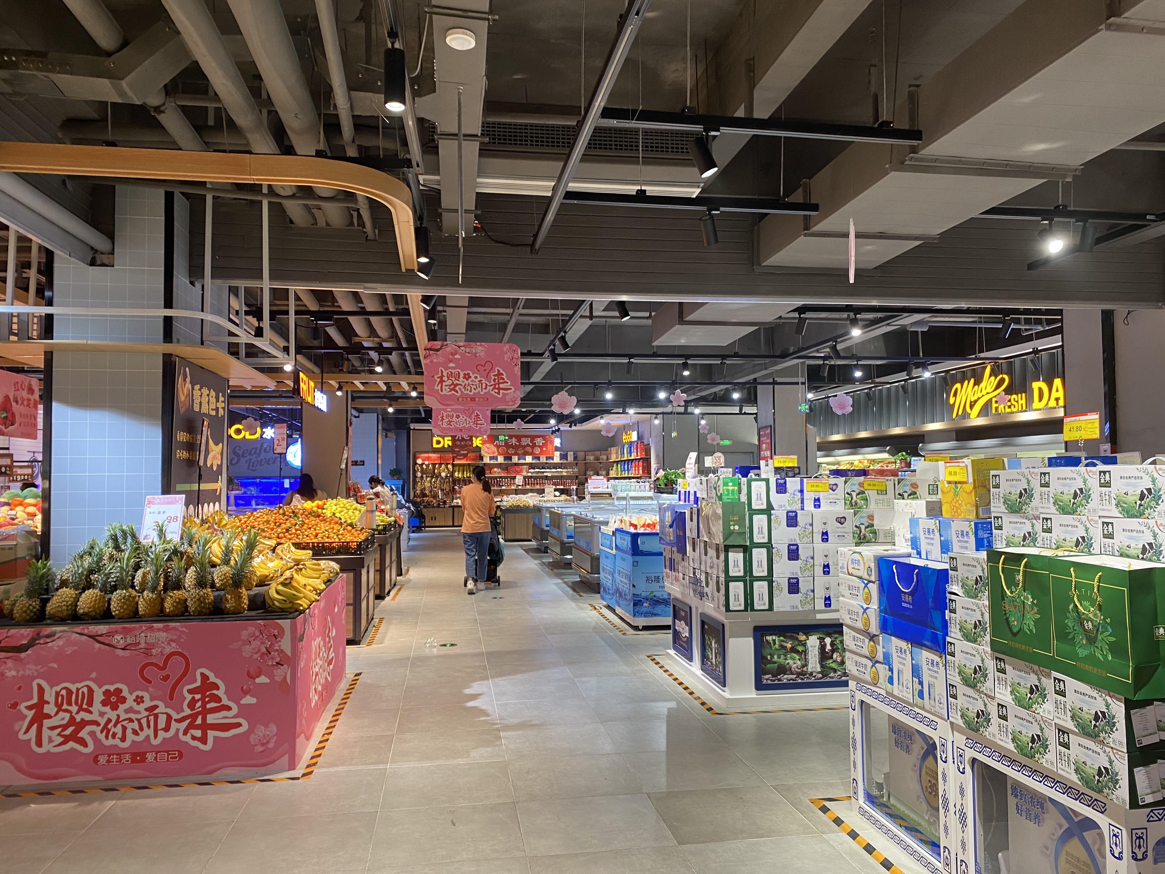 鹤壁淇滨区珠江生活广场为周边居民提供休闲娱乐购物等一站式服务