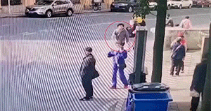 GIF动态图：男子当街攻击多人，被小区保安徒手制服