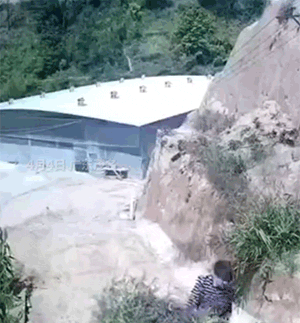 GIF动态图：男子当街攻击多人，被小区保安徒手制服