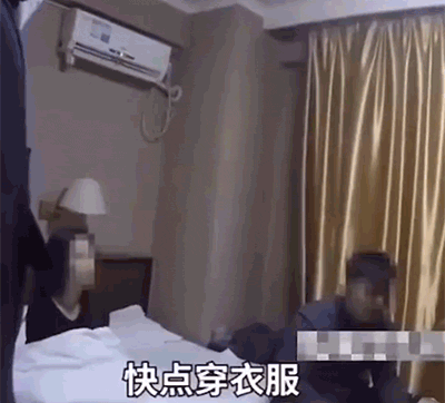 动图:车辆倒车撞到女子,众人救起但打了起来