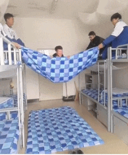 动图:车辆倒车撞到女子,众人救起但打了起来