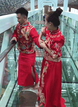 动图:车辆倒车撞到女子,众人救起但打了起来