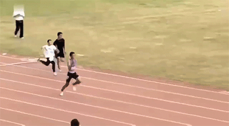 动图:车辆倒车撞到女子,众人救起但打了起来