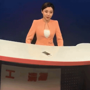 动图:车辆倒车撞到女子,众人救起但打了起来