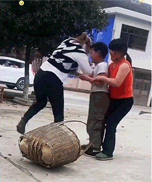 动图:车辆倒车撞到女子,众人救起但打了起来