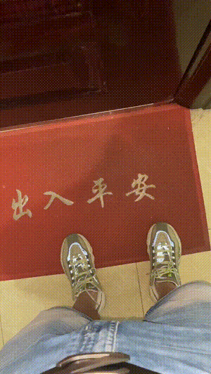动图:车辆倒车撞到女子,众人救起但打了起来