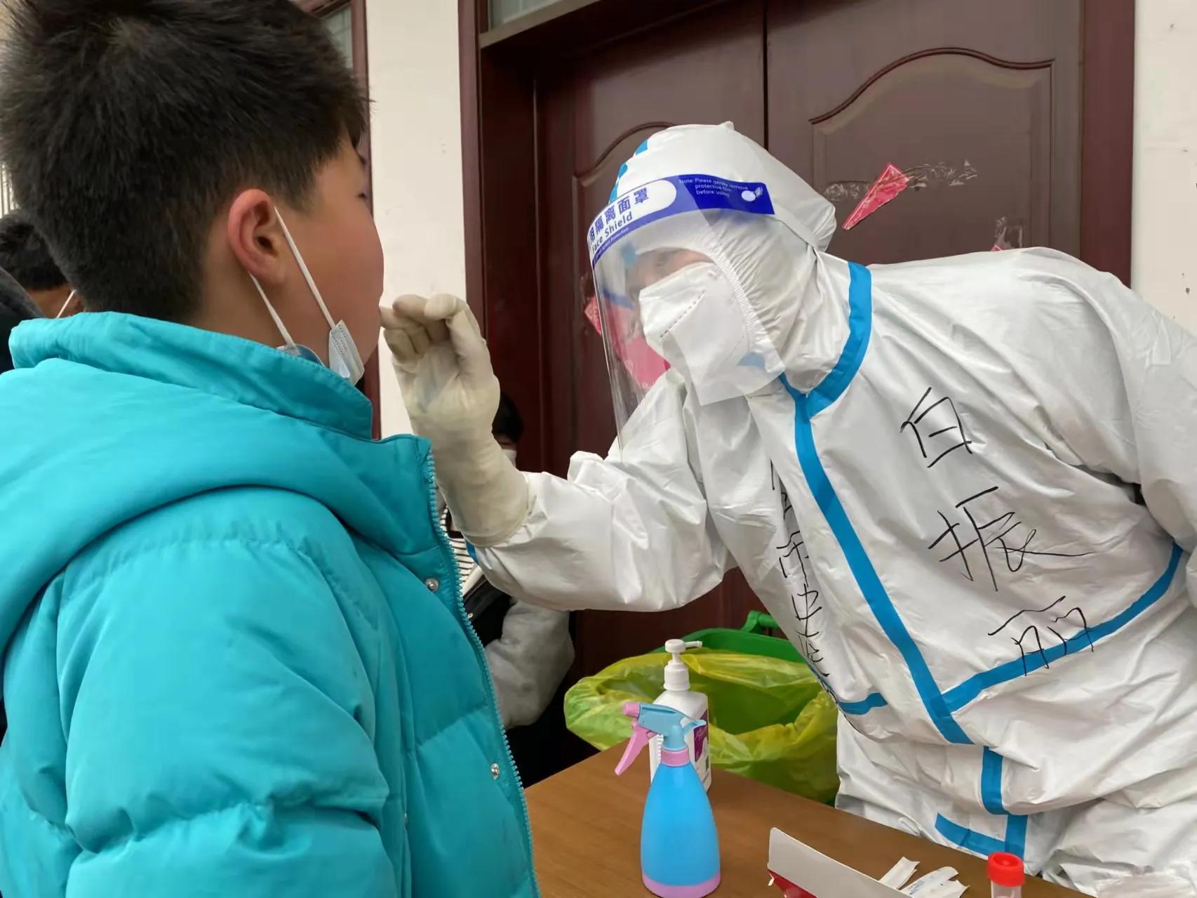 太康疫情防控“夫妻”篇之8 两地分居的警医夫妻因疫情防控在一起半月了，缺只能隔窗相望