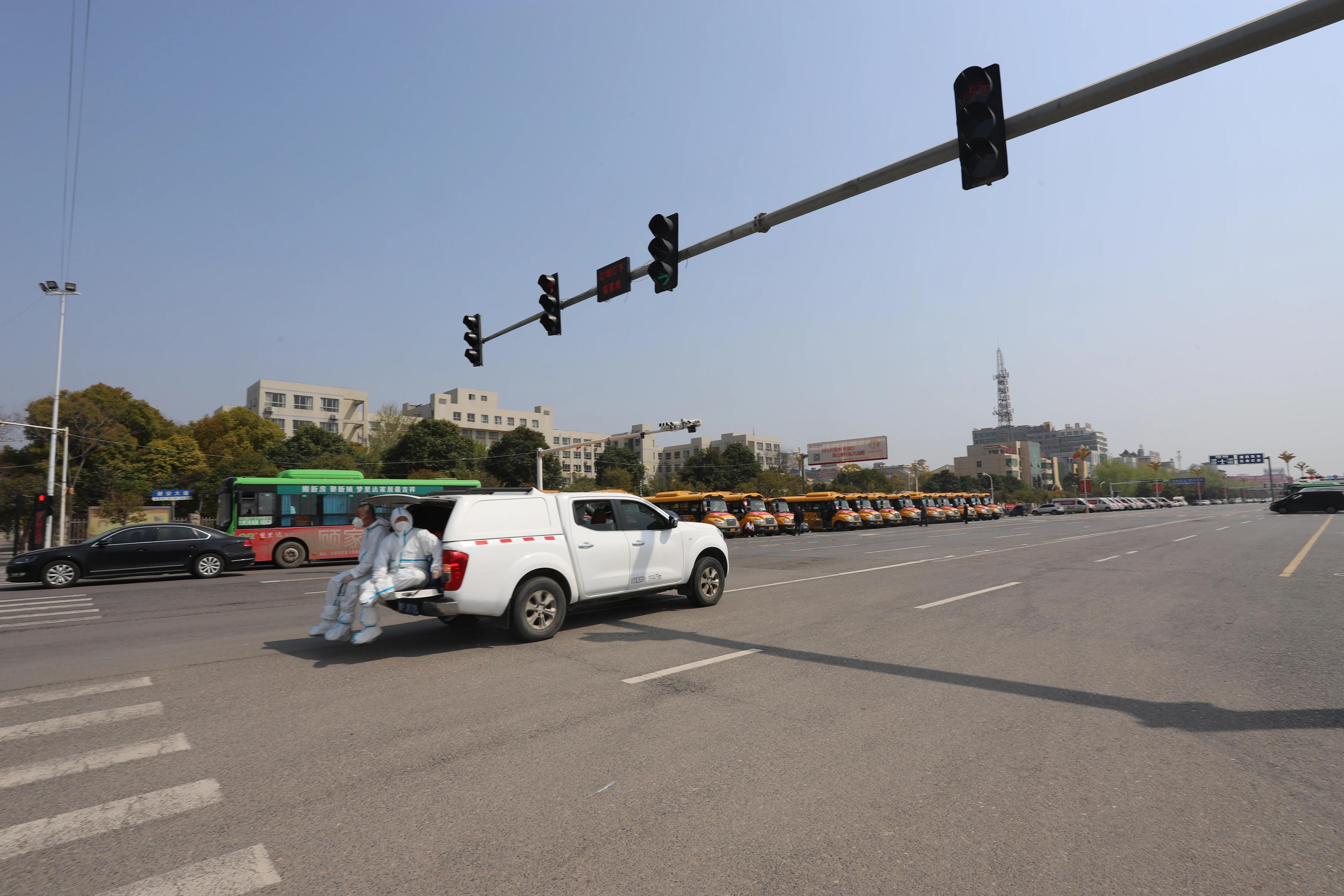 太康疫情防控“夫妻”篇之8 两地分居的警医夫妻因疫情防控在一起半月了，缺只能隔窗相望