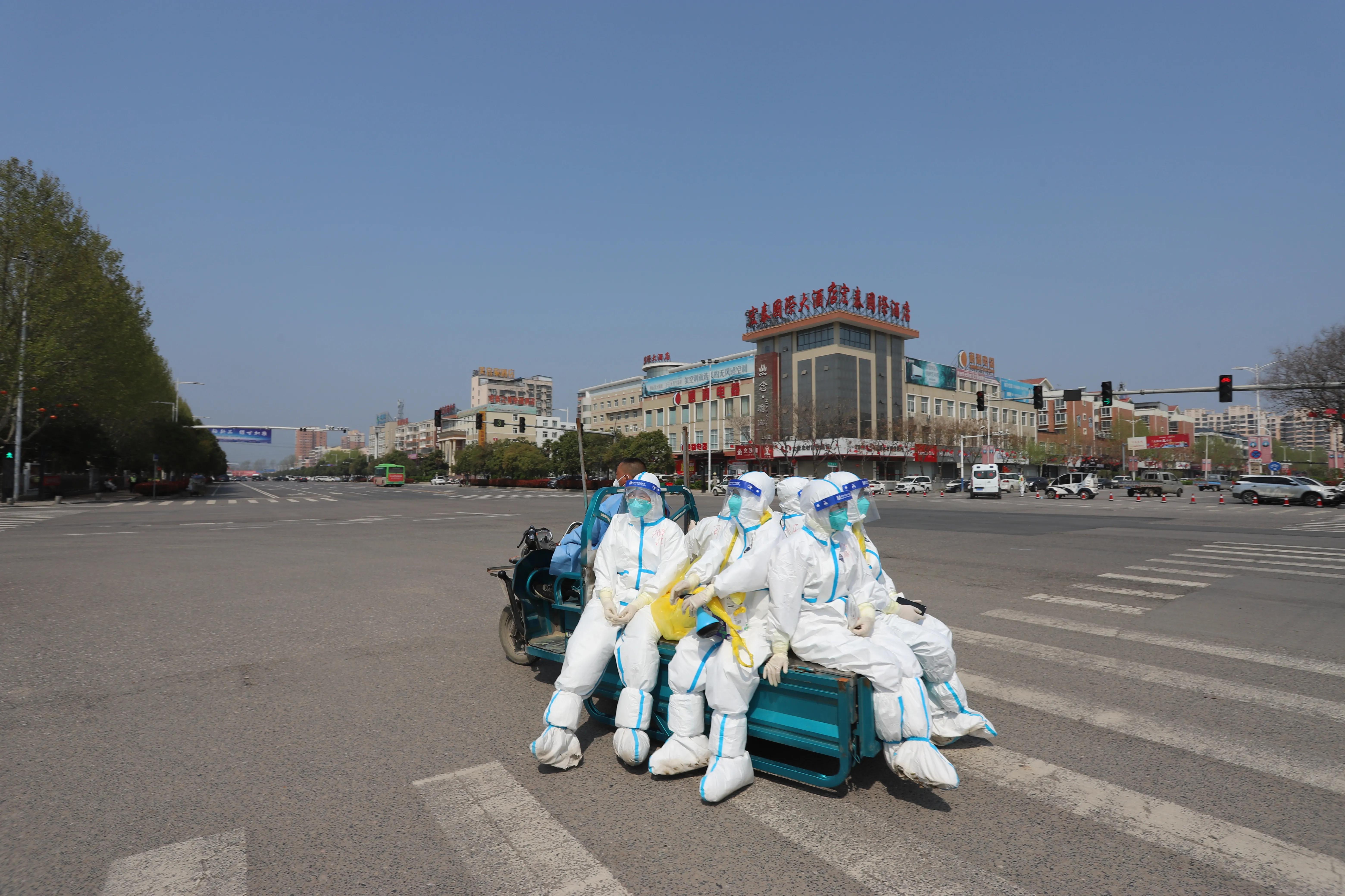 太康疫情防控“夫妻”篇之8 两地分居的警医夫妻因疫情防控在一起半月了，缺只能隔窗相望