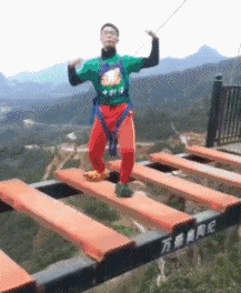 gif图：这是在炸手榴弹吗？