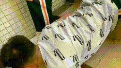 爆笑的GIF：郑州大学男生鞋子藏摄像头偷拍女生裙底被抓