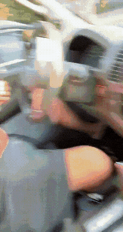 爆笑的GIF：郑州大学男生鞋子藏摄像头偷拍女生裙底被抓