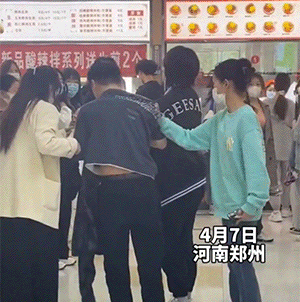 爆笑的GIF：郑州大学男生鞋子藏摄像头偷拍女生裙底被抓