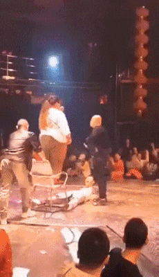 爆笑的GIF：郑州大学男生鞋子藏摄像头偷拍女生裙底被抓
