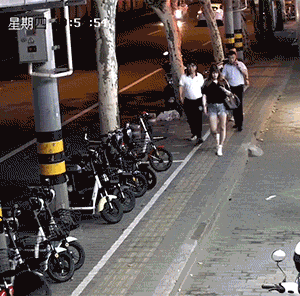 爆笑的GIF：郑州大学男生鞋子藏摄像头偷拍女生裙底被抓